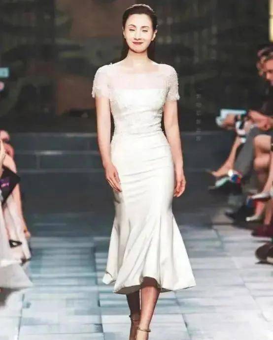 陶虹 陶虹的气质很美很柔，曲线外形也不差，这身材穿旗袍真的很完美！