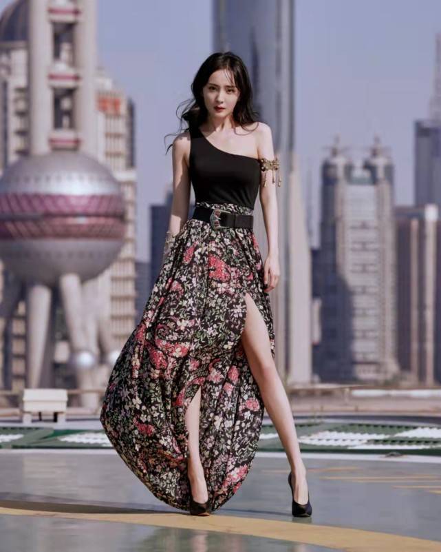 黑色 35岁杨幂穿印花裙似女王，一字肩配斜露肩，身材纤瘦却不干瘪