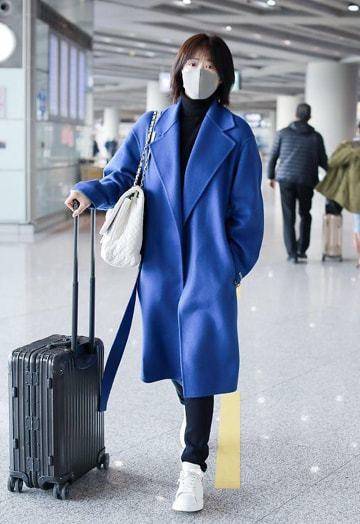 整体 蒋欣越来越会扮潮了，剪了短发更年轻，穿上大衣也不显老