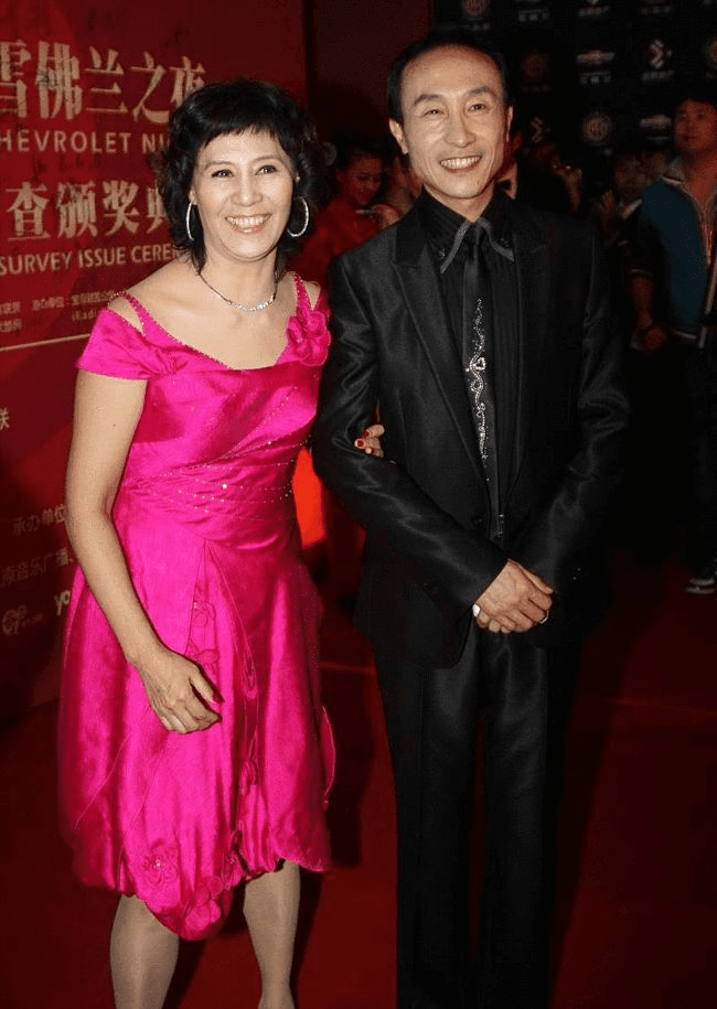 感觉 巩汉林妻子长相虽然挺普通，但穿上高级的衣服，感觉挺有气质的