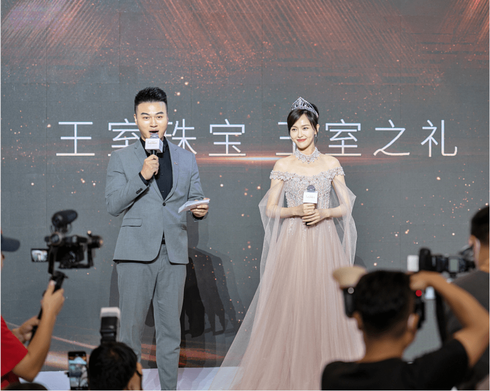 仙女 路人镜头下的唐嫣都能美到心坎里，穿粉裙配王冠，是公主也是女王