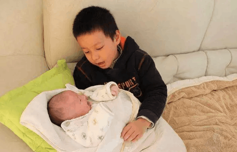 因为|为啥二胎家庭中，宝爸通常更喜欢老二？并非“偏心”原因反而暖心