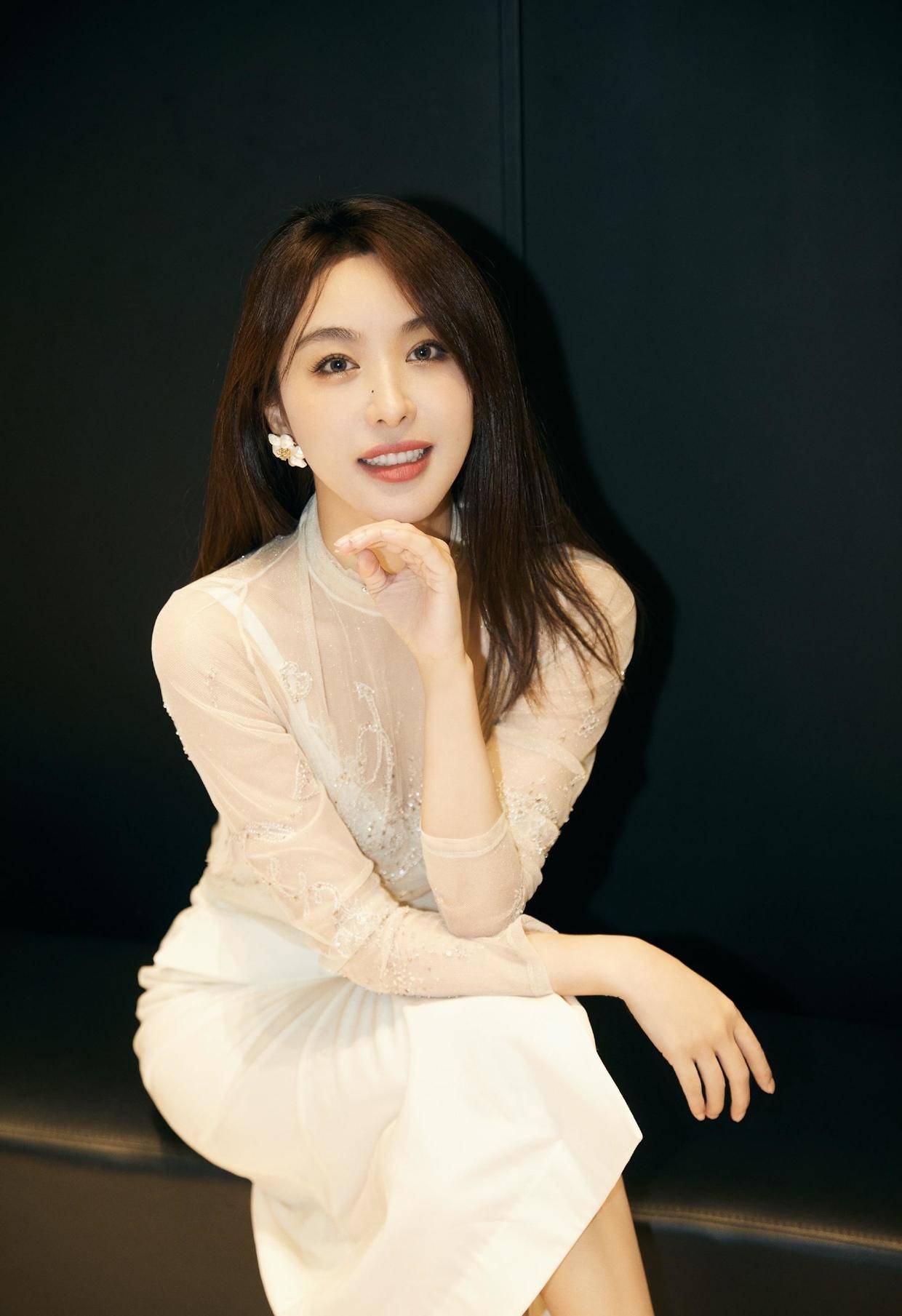 looks 李菲儿气质开挂了!穿薄纱短上衣搭白色半身裙,虽然简约但很精致
