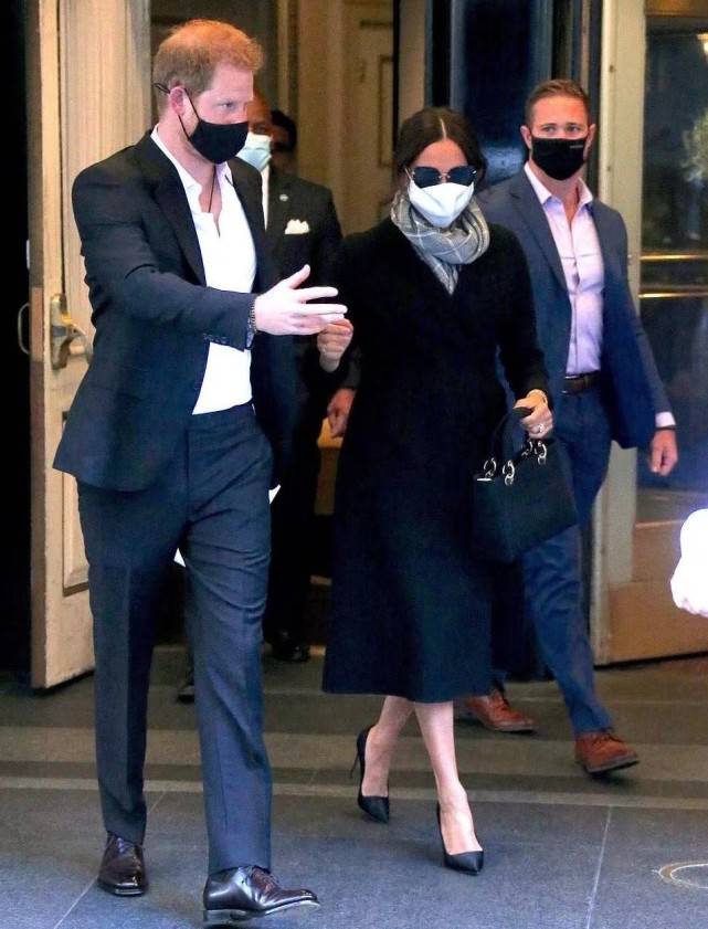个度 梅根懒理天气预报乱穿衣！黑色大衣暴露易胖体质，腿比脸白几个度