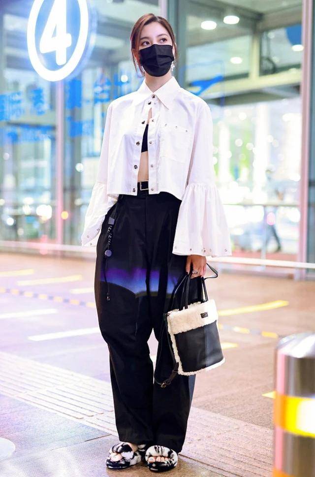 身材 宋妍霏够大胆，穿衬衫只系一粒纽扣，配条高腰裤展露完美身材