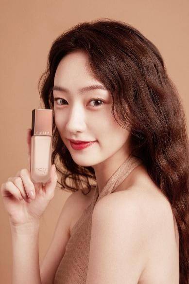 品牌GLOSSIP彩妆掀起新风潮，T台热吻妆火出圈