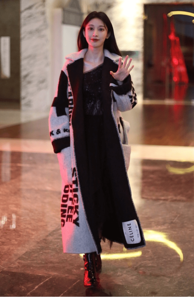 黑色 张俪169cm的身高真没浪费，超长大衣都完美驾驭，一般人都不敢穿