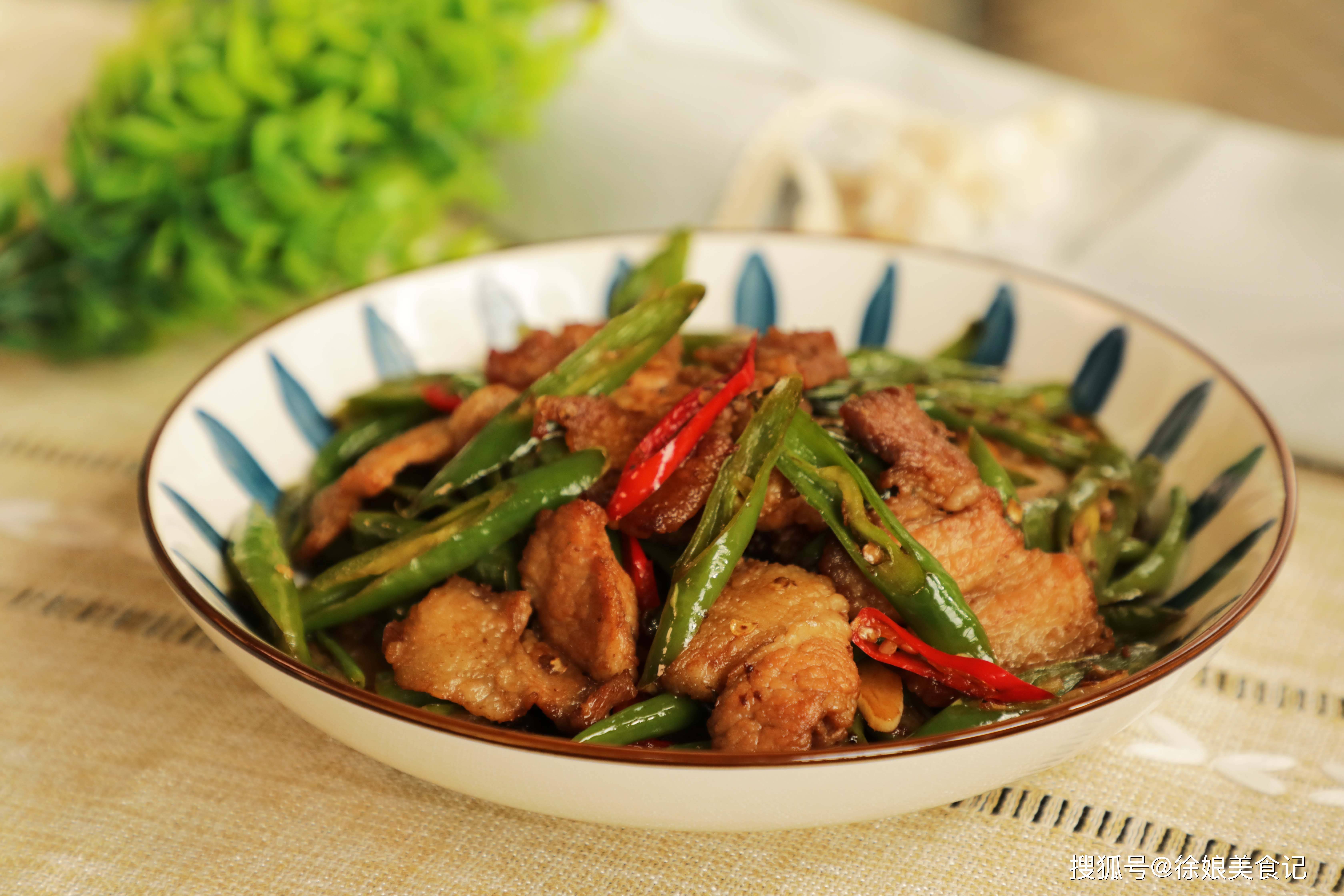 做法|做农家小炒肉，先炒辣椒还是先炒肉？大厨教你正确做法，香辣下饭
