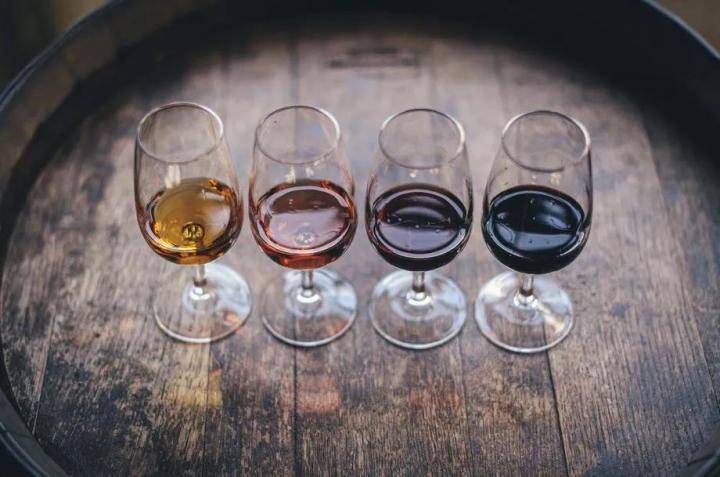 酒色|中喜酒业：葡萄酒的酒色，是品葡萄酒的第一个线索，它能告诉你什么？