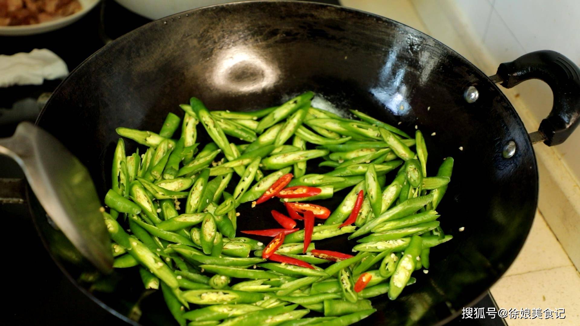 做法|做农家小炒肉，先炒辣椒还是先炒肉？大厨教你正确做法，香辣下饭
