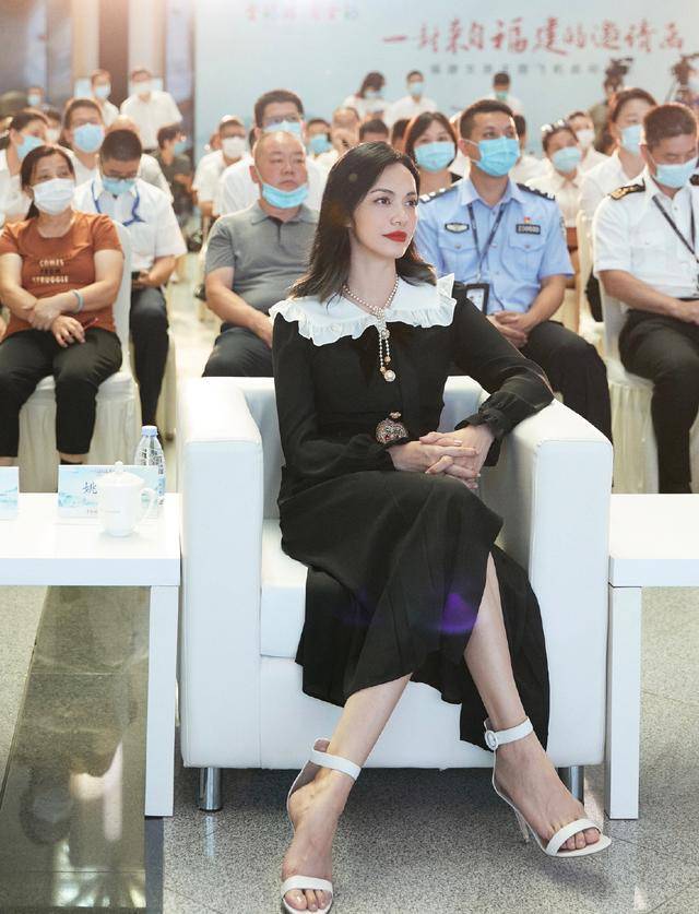 一身 姚晨品味真的“高”，一身白色套装精致高级，干练稳重又不失温柔