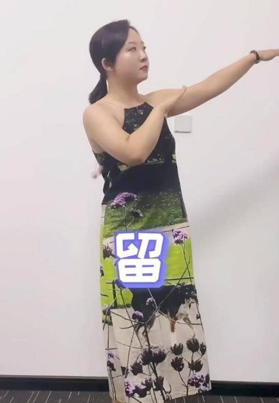 身材 辣目洋子无视微胖身材，穿紧身裙晒自拍照，肉都有点“溢出来”了