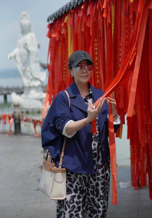 黑色 身材有肉很抢镜，刘嘉玲穿豹纹连体裤、黑色衬衫，气质不输当年