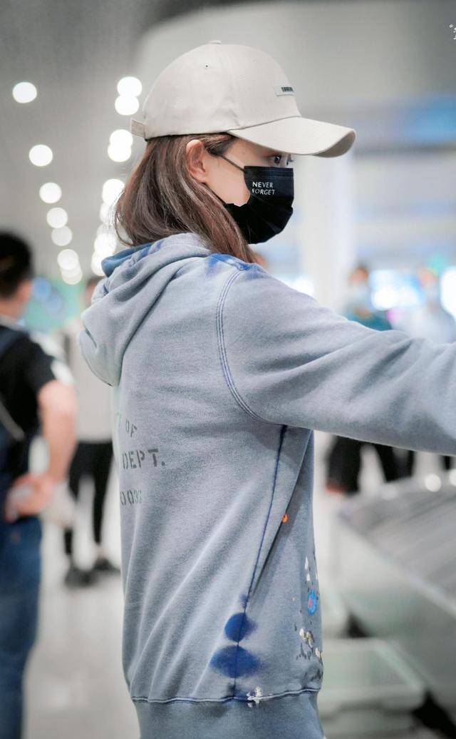 卫衣 张小斐穿搭另类难理解,卫衣搭配短裤反季节混穿搭,一双美腿惊人