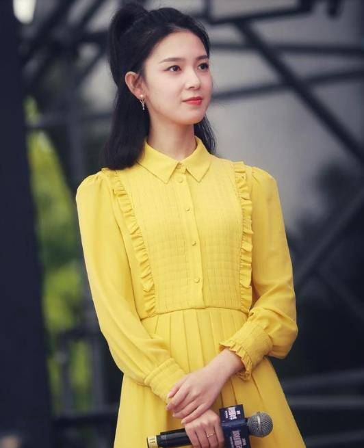 身材 陈瑶168cm身高是优势，穿荷叶边裙显年轻，和李智恩撞衫也没有输