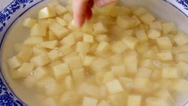 做法|土豆家常做法，用来招待客人，比红烧肉还受欢迎，太香了