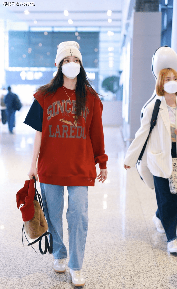 卫衣 欧阳娜娜真会穿，白色针织衫配黑色半身裙，尽显玲珑曲线