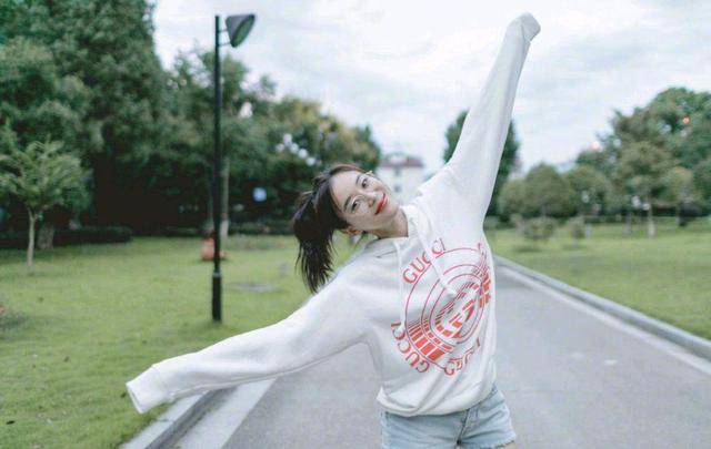 整体 袁姗姗“少女腿”绝了！修长笔直超有魅力，健身的身材果然不一样