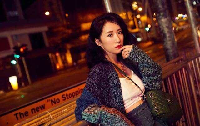 短裙 阔太李念真会打扮，扎半马尾穿短裤好显嫩，配小腿袜女团腿抢镜