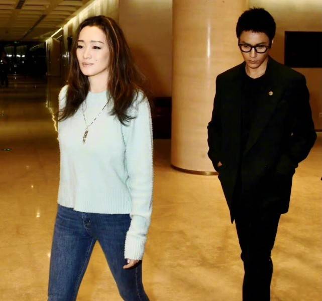 黑色 55岁巩俐再现戛纳封神造型!穿白衬衣亮相电影节,28年后更美了