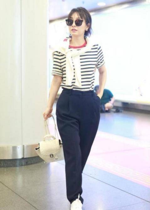 黑色 高圆圆低调打扮依然惊艳,穿白T恤配萝卜裤现身,吸引旁人侧目