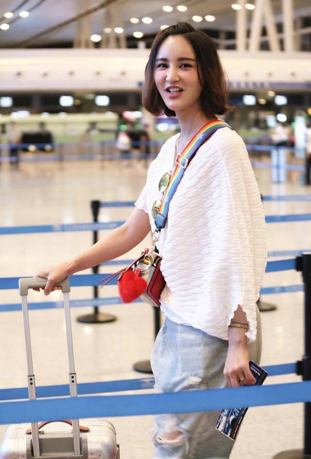 设计 张歆艺穿毛衣减龄,搭配阔腿裤仍能看出好身材,短发气质挺足的