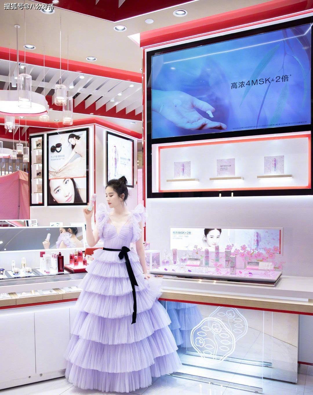 带着 “神仙姐姐”刘亦菲的气质无敌了，蓝色抹胸礼服高雅精致，超美的