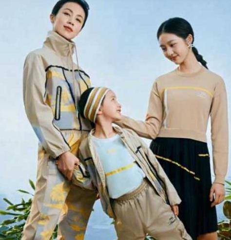 黑色 黄磊14岁女儿打扮时髦，14岁就懂得秀长腿了，气质比妈妈还要好