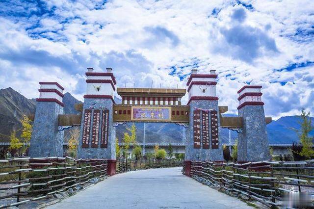 拉萨近郊有一座藏式风情的古村落，环境优美，充满了江南风情