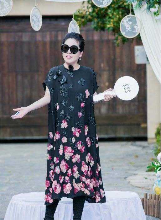 向太 谁说穿得简约才高级?看62岁向太穿衣就知道,真是越花越显贵气