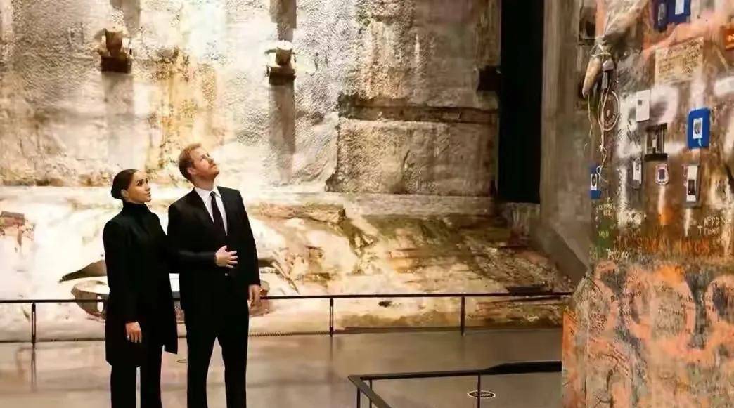 黑色 梅根高调复出！凹英王室造型哈里却没了王子自信，笑容都模仿凯特