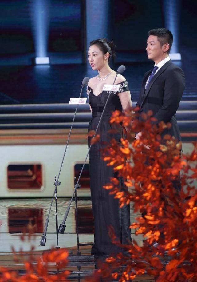 女生 白百何这衣服真容易让人多想，侧身好像挺个肚子，有点显胖了