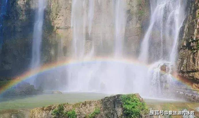 梦境之河，五彩鱼群的瀑布式涌动——解析梦见很多五颜六色鱼像瀑布一样向我扑来的深层含义