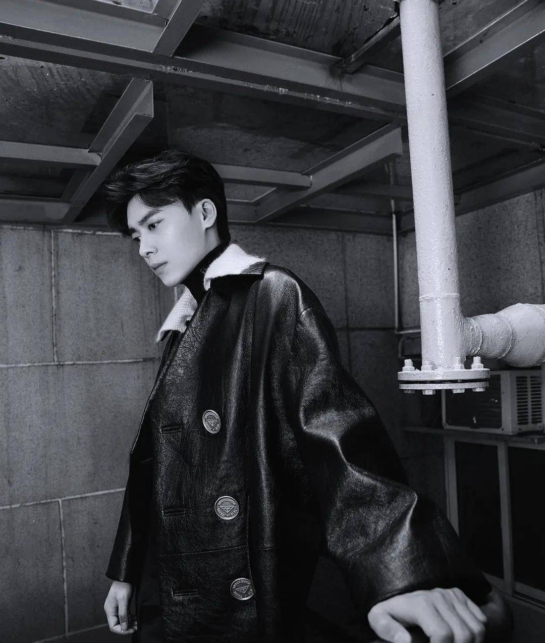 网友 李易峰颜值回春？最新穿搭不输超模？网友：无人生还的水平