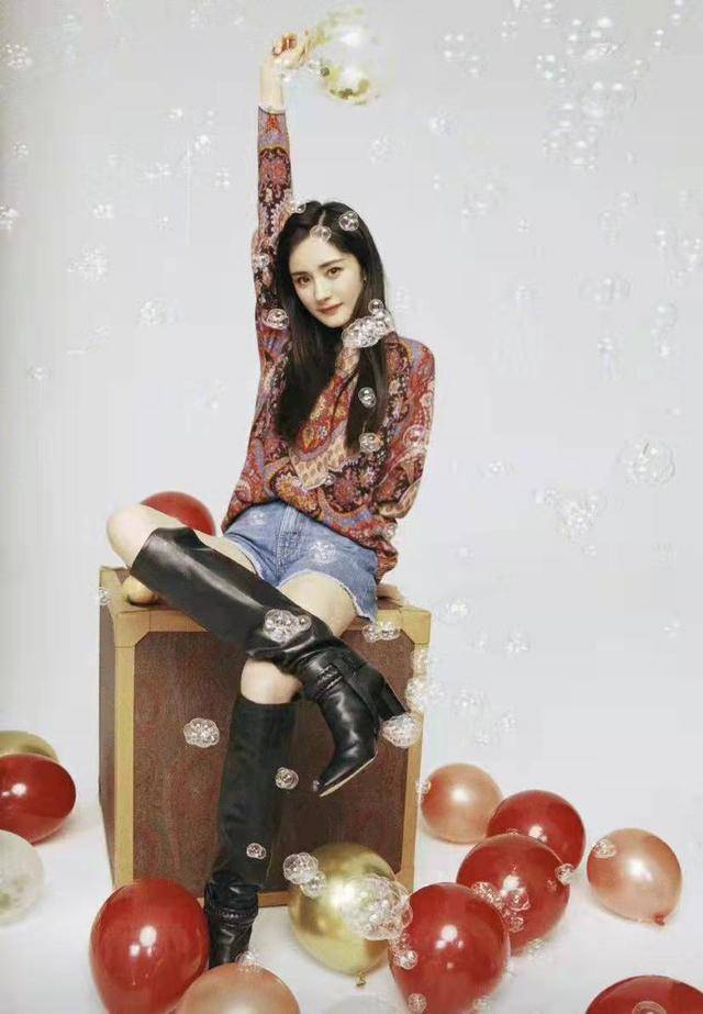 曲线美 别再穿百褶裙了,今年火了杨幂穿的牛仔短裤,简单优雅还“撩人”
