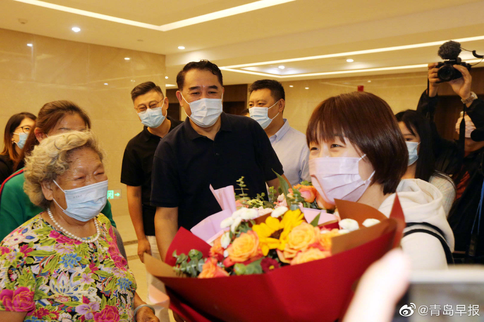 青岛|家乡人敲锣打鼓欢迎陈梦回家！爸妈迎接陈梦，姥姥送花，祖孙团聚