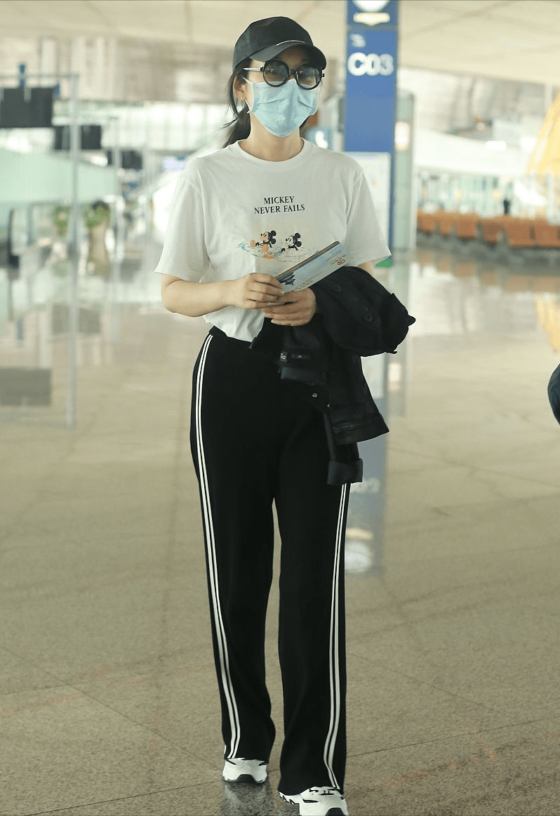 闫妮 闫妮带火校服裤新穿法，“上面主妇，下面学生”，看着还挺减龄的