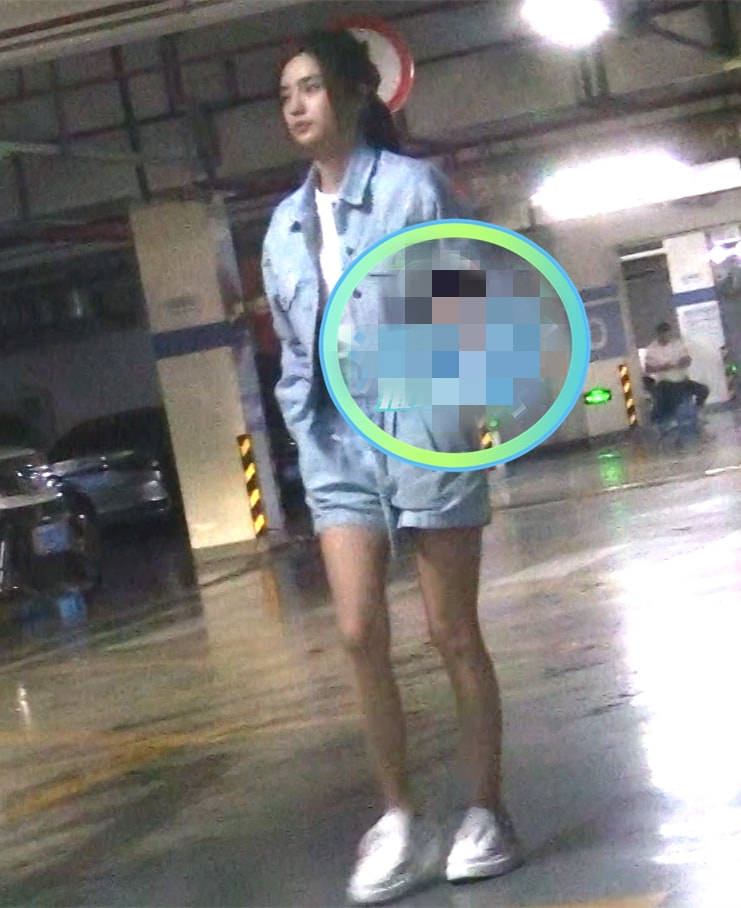 显得杨颖录综艺被拍，站人群中普通不起眼，真实身材是假胯宽五五身！