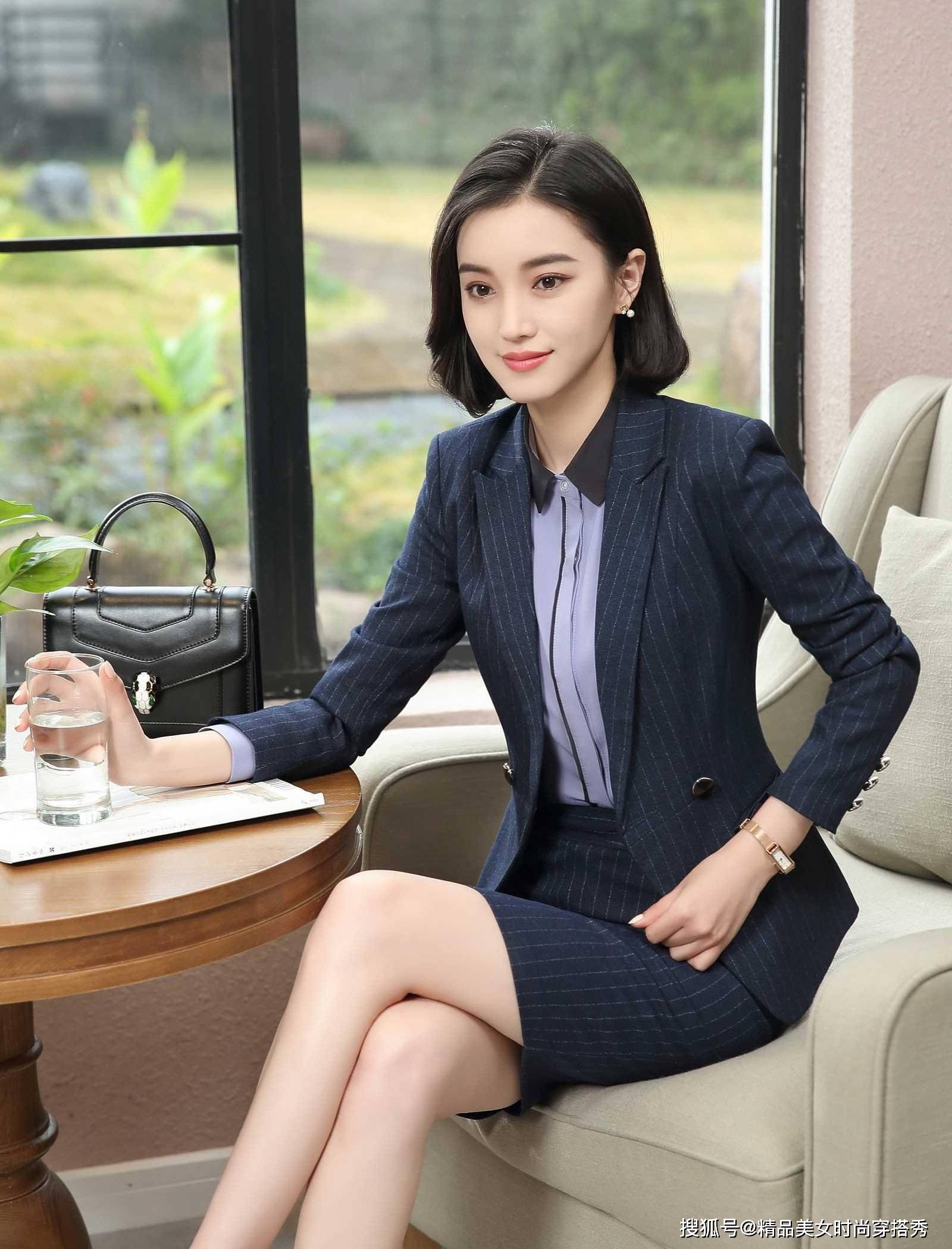 职场 深蓝色的职场套装裙,优雅范十足,精致的版型尽显干练气质