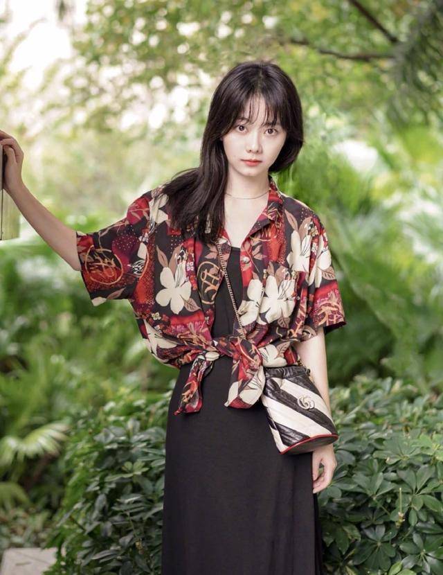 颜色 谭松韵放飞自我，穿吊带裙无视“小短腿”，减龄显嫩气质好