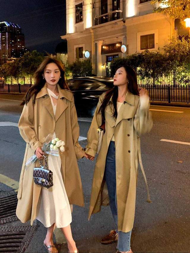 原创秋季,最时髦的"闺蜜"穿搭!风衣搭配牛仔裤或连衣裙,高级洋气