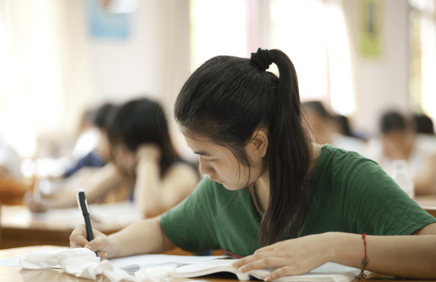 高校实力宠学生 现场 给贫困学生充饭卡 除草机太吵换牛吃 大学生 高校实力宠学生 现场 给贫困学生充饭卡 除草机太吵换牛吃 大学生