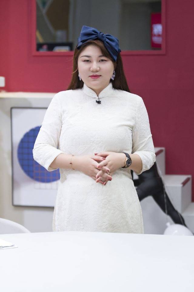 黑色 杨天真瘦身成功变自信，大胆挑战黑色修身旗袍，意外有了曲线美