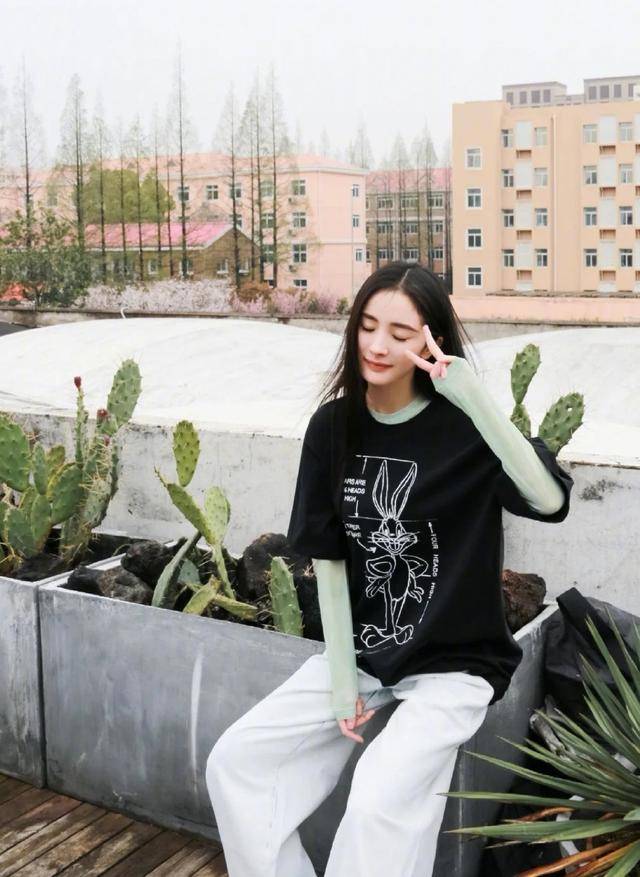 黑色 杨幂逛街被搭讪，学会这样穿搭，无论在什么地方都是“焦点”