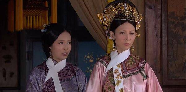 小动作|《甄嬛传》被忽略的细节，宝鹃和皇后的小动作谁注意到了？
