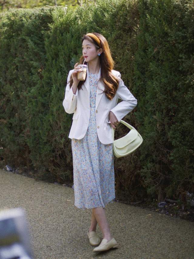 女生 几款适合普通人的西服外套，搭配蓝色衬衫随性有气质，谁穿谁好看