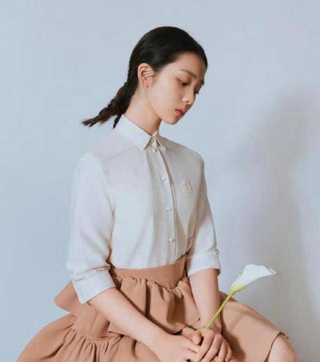 黑色 黄磊14岁女儿打扮时髦，14岁就懂得秀长腿了，气质比妈妈还要好