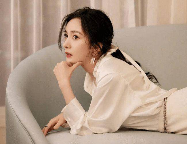 氛围 杨幂在沙发上拍大片，光脚出镜氛围感十足，躺着摆拍状态迷人