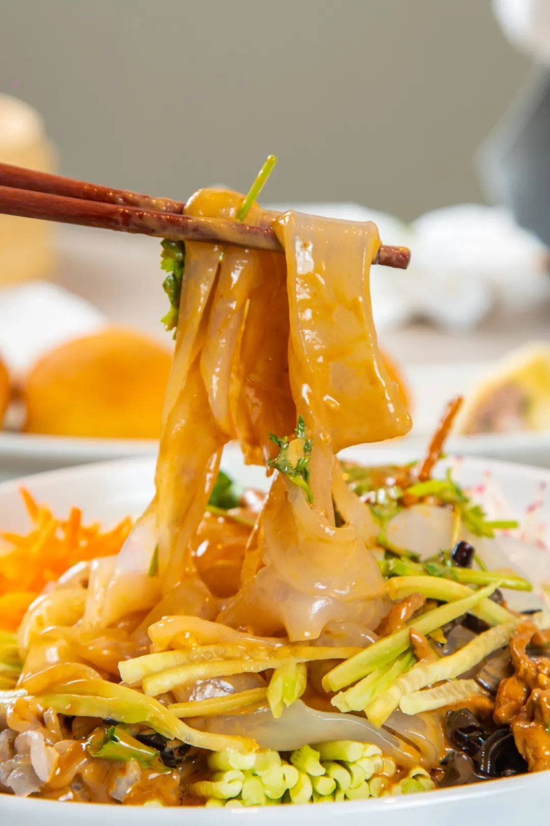 拉皮入口爽滑劲道,香醇的芝麻酱香中夹杂着丝丝辣意,而有了新鲜蔬菜的