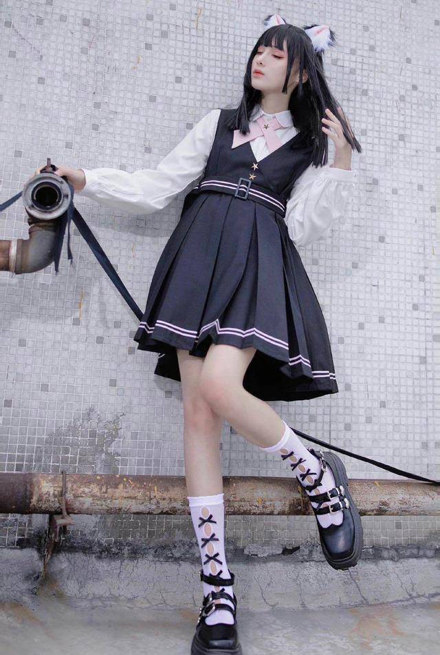 细节 有一种搭配叫“制服+破洞袜”，JK都爱穿，显瘦还洋气